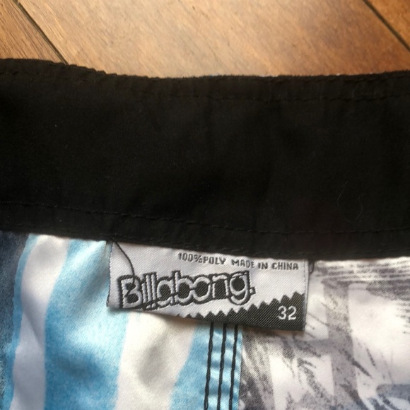 Billabong Shorts - Picture 2 of 3